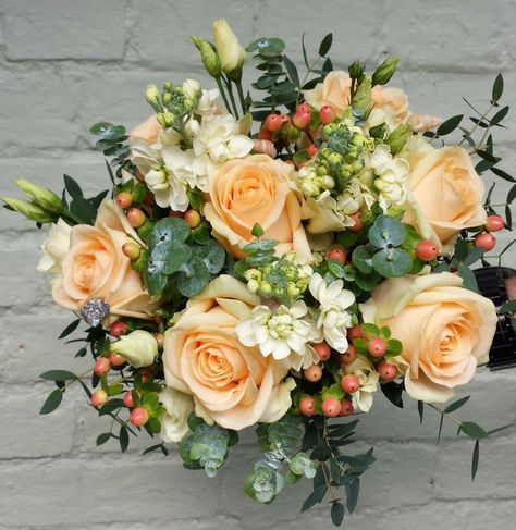 Apricot Flower Arrangements, Peach Wedding Bouquet, Small Wedding Bouquets, Peach Bouquet, Orange Bouquets, Spring Flower Arrangements, Prettiest Bouquet, Bouquets, Flower Arrangements Diy