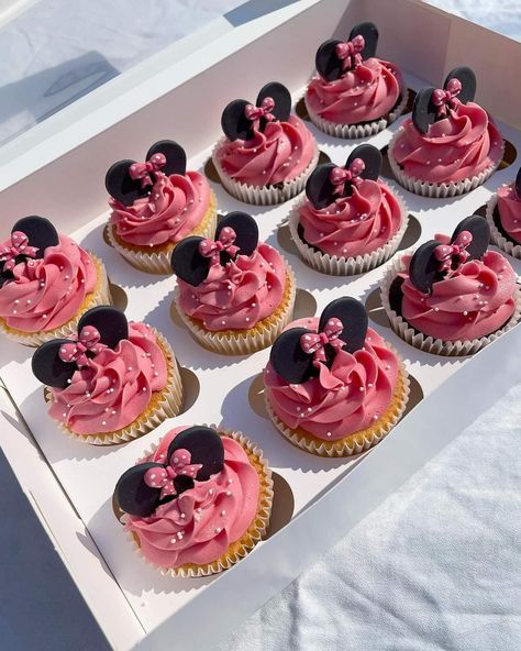 Disney Inspired Cupcakes, Disney Birthday Cupcakes, Disney Theme Desserts, Cupcake Inspo Aesthetic, Disneyland Cupcakes, Cupcake Theme Ideas, Disney Cupcakes Ideas, Themed Cupcakes Ideas, Mini Mouse Cupcakes Ideas