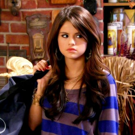 Alex Russo Icons, Selena Gomez Alex Russo, Zendaya Bob, Young Selena Gomez, Selena Gomez Bob, Selena Gomez Hair, Selena Gomez Outfits, Selena Gomez Cute, Alex Russo