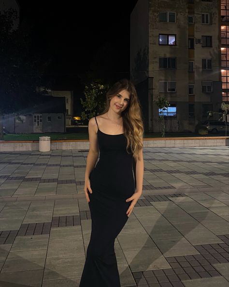 girl taking a photo in a long black dress Poses For Pictures Instagram Long Dress, Poses With Maxi Dress, Instagram Dress Picture Ideas, Bodycon Poses Instagram, Tall Girl Posing, Poses For Photoshoot In Dress, Insta Photo Ideas In Dress, Bodycon Dress Photoshoot Poses, Photo Ideas With Dress