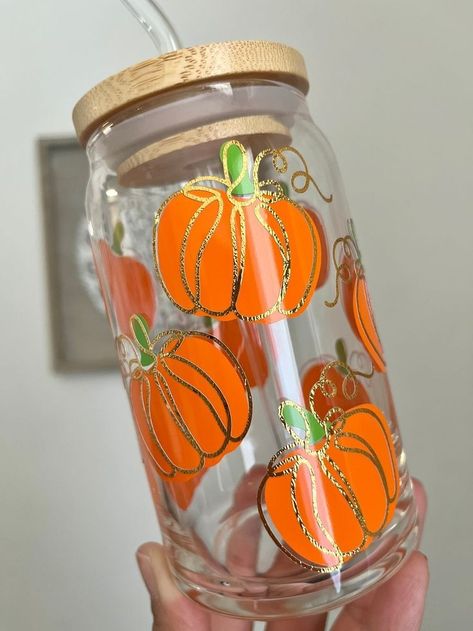 Glass Cup Halloween, Fall Custom Cups, Pumpkin Glass Cup, Halloween Cups Designs, Fall Cup Ideas, Fall Cups Vinyl, Glass Cup Design Ideas, Glass Cups Aesthetic, Fall Glass Cups