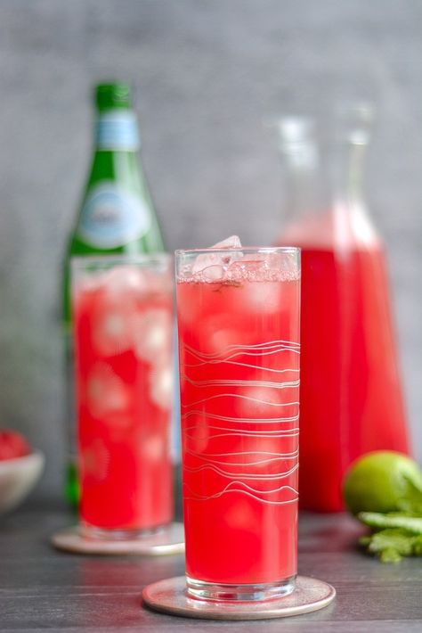 Watermelon Spritzer made with fresh watermelon juice, lime, mint, and bubbles - it's the perfect festive, non-alcoholic cocktail.  Incredibly refreshing! . #watermelonjuice #summerrecipes #watermelon #mocktail Watermelon Spritzer, Watermelon Mocktail, Spritzer Drink, Fresh Watermelon Juice, Mocktail Drinks, Easy Alcoholic Drinks, Nilla Wafers, Non Alcoholic Cocktails, Alcoholic Cocktails