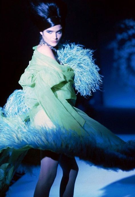 Fashion Walk, Vintage Runway, 90s Supermodels, Helena Christensen, French Fashion Designers, Next Top Model, Futuristic Fashion, Thierry Mugler, Couture Runway