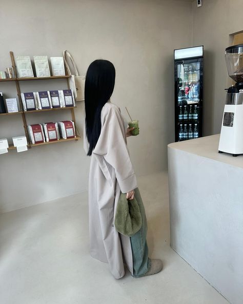 We love to see your #eliduorfits😍. She is wearing the Soft Classics in Taro. Your go-to abaya for all occasions. // #modestoutfits #hijaboutfit #abayadubai #abayafashion #eliduor #modestcoolgirl Casual Abaya, Abaya Outfit, Abaya Kimono, Church Fits, Uni Outfits, Hijabi Fashion, Jeans Outfit, Abayas Fashion, Going Out Outfits