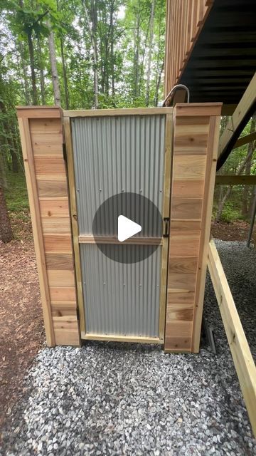 Outhouse With Shower Ideas, Outdoor Toilet Outhouse, Outdoor Toilet Ideas Backyards, Diy Outhouse Bathroom, Outdoor Urinal Ideas, Outside Toilet Ideas, Porta Potty Ideas, Outdoor Toilet And Shower Ideas, Outhouse Bathroom Ideas