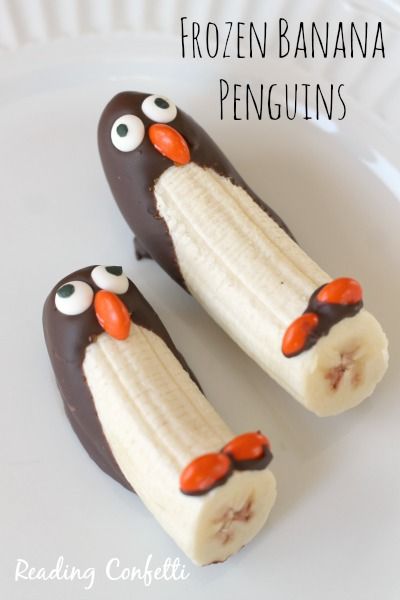 Cute frozen banana and chocolate penguin snack Banana Penguins, Penguin Snacks, Animal Snacks, Banana Snacks, Fest Mad, Cute Snacks, Läcker Mat, حلويات صحية, Deilig Mat