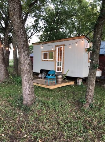 Could this be the world’s simplest tiny house? Is this not what the tiny house movement is all about? A simple and truly affordable tiny home on wheels for only $12,000. Thoreau on wheels? Pl… 16ft Tiny House, Diy Tiny House Under $5000, Small Houses On Wheels, Cheap Tiny House, Tiny Mobile House, Tiny House Camper, Tiny Home On Wheels, Diy Tiny House, Cabin Tiny House