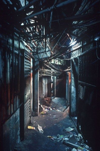 Ville Cyberpunk, Kowloon Walled City, Alley Way, Cyberpunk City, Dark City, Arte Cyberpunk, Walled City, Cyberpunk Art, Akita