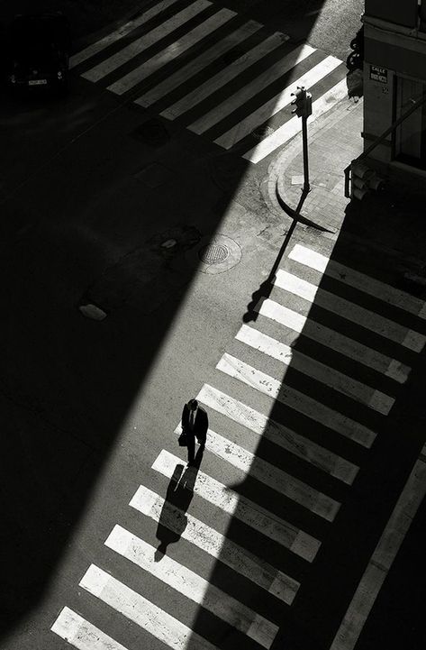 shadows Shadow Photography, Fotografi Editorial, Foto Art, Trik Fotografi, Cinematic Photography, Black And White Aesthetic, Black White Photos, Street Photo, Urban Photography