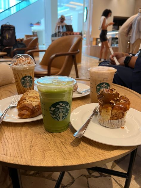 Dubai Coffee Shop, Dubai Mall Shopping, Starbucks Dubai, Lavender Iced Coffee, Dubai Coffee, Matcha Frappuccino, Travel Video Ideas, Starbucks Breakfast, Youth Photos