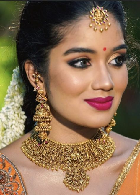 Big Earrings Gold, Gold Jhumka, Gold Jhumka Earrings, Bridal Jewelery, Antique Necklaces Design, Beautiful Gold Necklaces, Gold Necklace Indian Bridal Jewelry, Antique Bridal Jewelry, Indian Jewellery Design Earrings