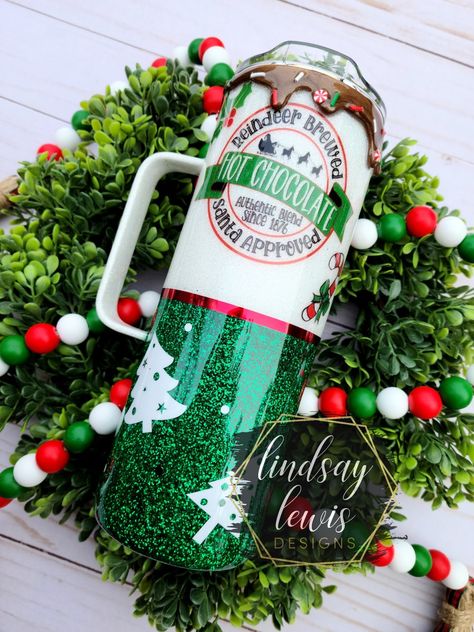 Christmas hot chocolate glitter mug Christmas Themed Tumblers, Custom Christmas Tumbler, Light Up Christmas Tumbler, Gingerbread Tumbler Ideas, Glitter Christmas Tumblers, Christmas Tumbler Ideas Sublimation, Christmas Tumbler Designs, Holiday Tumbler Ideas, Winter Tumbler Cups