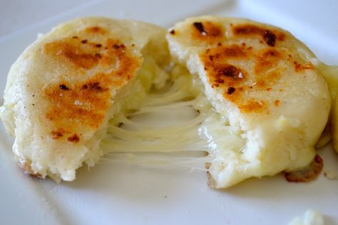 Learn how to make Arepas de Queso - a staple from Colombia and Venezuela. Learn how to make Arepa Rumbera, Arepa Pabellón, Reina Pepiada, Cachapas and more. Arepas Recipe, Venezuelan Food, Colombian Food, Latin Food, Maize, International Recipes, Crackers, Bread Recipes, Mexican Food Recipes