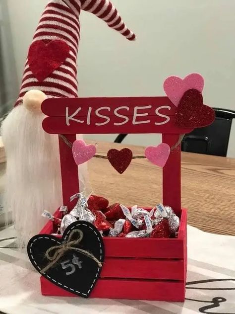 Diy Valentine Decor, Valentine Wood Crafts, Valentines Bricolage, Easy Valentine Crafts, Diy Valentine's Day Decorations, Diy Valentines Decorations, Valentine Crafts For Kids, Valentine Projects, Valentine Decor