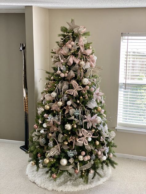 Christmas Tree Ideas Pink And Gold, Christmas Tree Roses, Christmas Tree Colour Scheme, Pink Christmas Tree Decorations, Grey Christmas Tree, Rose Gold Christmas Tree, Christmas Tree Inspo, Pretty Christmas Decorations, Gold Christmas Tree Decorations