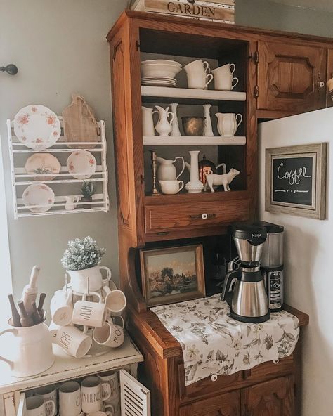 ᗩᑎGEᒪᗩ 🌿 on Instagram: “That plate rack is an old spice rack I found thrifting. I gave it a makeover with white chalk paint and some distressing. I added a few…” Small Kitchen Vintage, Kitchen Coffee Station, Shabby Chic Dining Room, Plate Rack, Spice Racks, Farm Cottage, Farmhouse Vintage, Kitchen Vintage, White Chalk Paint