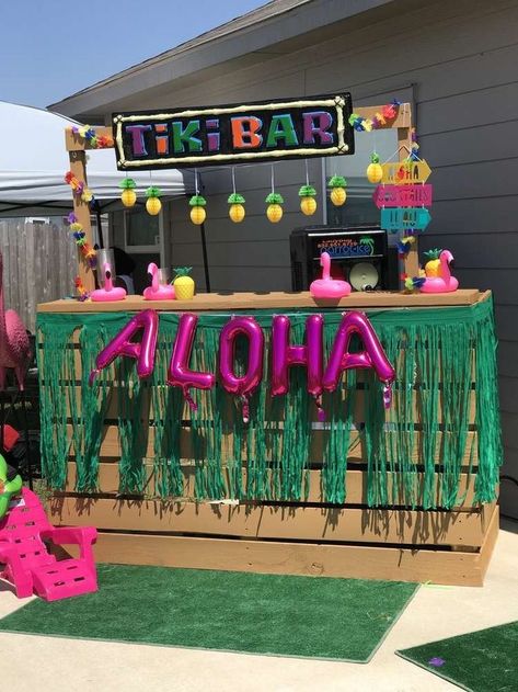 Luau Birthday Party Ideas, Tropisk Fest, Hawaii Birthday Party, Hawaii Themed Party, Christmas Party Crafts, Hawaiian Party Theme, Fest Temaer, Tropical Birthday Party, Luau Party Decorations