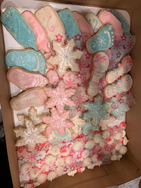 Blue and pink cookies, snowflakes Snowflake Gender Reveal, Gender Reveal Pink And Blue, Winter Gender Reveal, Themed Gender Reveal, Gender Reveal Cookies, Pink Cookies, Christmas Winter, Blue And Pink, Gender Reveal