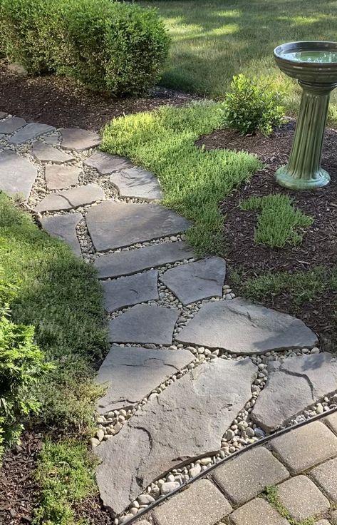 Stone Garden Paths, Backyard Walkway, Side Yard Landscaping, Walkway Landscaping, Pathway Landscaping, Garden Walkway, Stone Path, Ideas Patio, Garden Yard Ideas