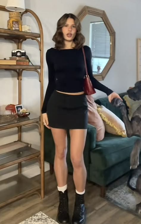 Miniskirt And Sneakers Outfit, Outfit With Short Black Skirt, Outfit Ideas Skirt Casual, Flowy Skirt Outfit Short, Outfits With Short Black Boots, Mini Skirt T Shirt Outfit, Black Mini Skirt Outfit Going Out, Black Denim Mini Skirt Outfit Winter, Casual Ankle Boots Outfit