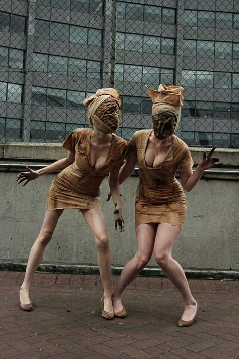 Creepy yet sexy ! Cosplay of the nurses from Silent Hill. Silent Hill Cosplay, Silent Hill Nurse Costume, Welcome To Silent Hill, Silent Hill Nurse, Pyramid Head, Nurse Costume, Halloween Inspo, Fantasias Halloween, Silent Hill