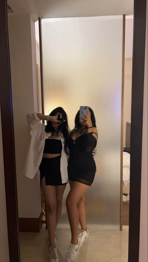 Trail Room Mirror Selfie, Mirror Selfie With Best Friend, Selfie With Best Friend, Fake Party Snaps, Poses Mirror Selfie, Party Snap, Poses Mirror, Shower Pics, With Best Friend