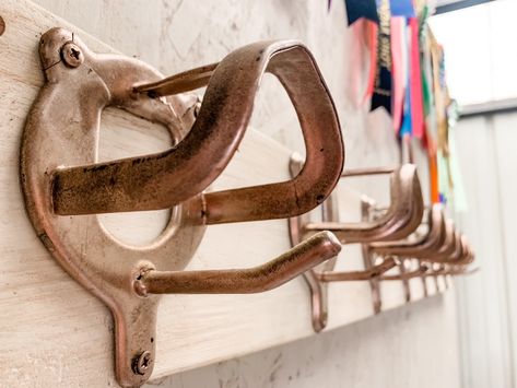 Saddle Holder Ideas, Tack Shed Ideas Design, Tack Room Decorating Ideas, Stable Ideas Tack Room, Horse Tack Room Organization, Tackroom Ideas Equestrian, Small Tack Room Organization, Small Tack Room Ideas, Tack Shed Ideas