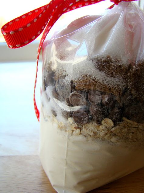 Best ever chocolate chip cookies (gift-giving mix!) Mason Jar Gifts Recipes, Best Ever Chocolate Chip Cookies, Cooking From Scratch, Cookies Gift, Chocolate Chip Cookie Mix, Christmas Food Gifts, Cookie Bags, Diy Cookie, Baking Gifts