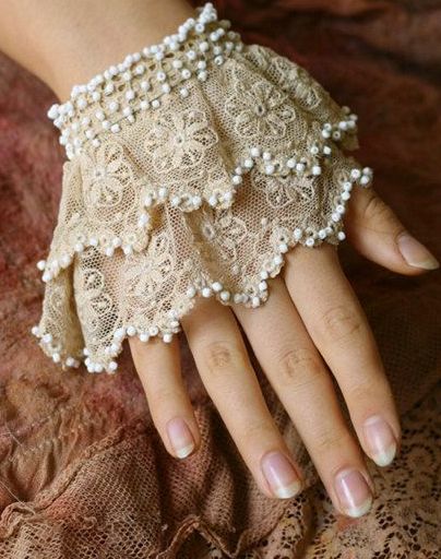 Lace Cuffs to Wear Under Sweaters & Jackets [extended a little further up the wrist] Pola Lengan, Idee Cosplay, Lace Cuffs, Lace Jewelry, Lace Gloves, Wedding Dress Accessories, Stil Inspiration, Linens And Lace, Wrist Cuffs