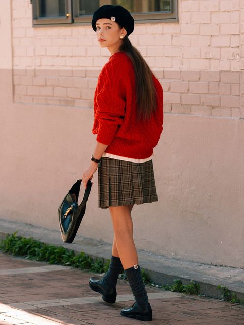 Checkered Skirt Outfit, Checked Skirt Outfit, Checked Skirt, Basic Fashion, Checkered Skirt, Check Skirt, Winter Fit, Skirt Outfit, Pretty Style