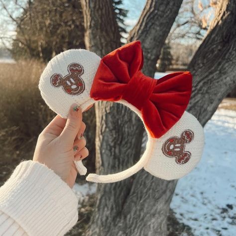 Disney Ears Homemade, Christmas Disney Ears, Christmas Disney Outfits, Disneyland Ootd, Christmas Mickey Ears, Mickey Gingerbread, Ears Inspiration, Disney Fits, Disneyland Ears