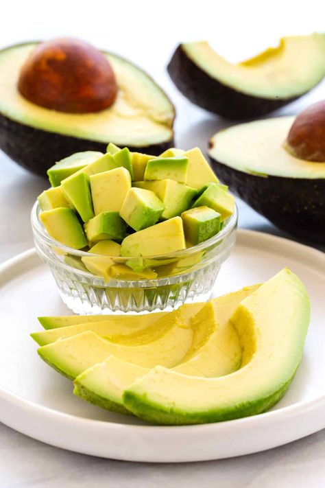 How to cut avocado step-by-step guide. The creamy flesh can be sliced, diced, or mashed to add nutritional benefits to recipes and even desserts. #howto #avocado #guacamole Regime Anti Cholesterol, Cut Avocado, Avocado Types, Guacamole Dip Recipes, Avocado Guacamole, Guacamole Recipe Easy, How To Cut Avocado, Guacamole Dip, How To Make Guacamole