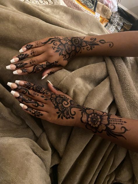 Henna Design Black Women, Henna Tattoo Dark Skin, Henna Birthday Designs, Two Hand Henna Designs, Henna Designs Bridesmaid, Henna Designs With Flowers, Arm Henna Tattoo Designs, Henna Hand Tattoos Black Women, Henna Designs 2 Hands