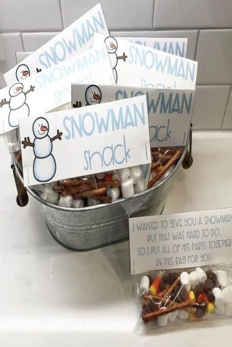 snowman craft printable tag Snowman Snacks, Kindergarten Christmas Party, Snowman Crafts Preschool, Preschool Christmas Party, Class Snacks, Christmas Party Snacks, Classroom Snacks, Snowman Treats, School Holiday Party