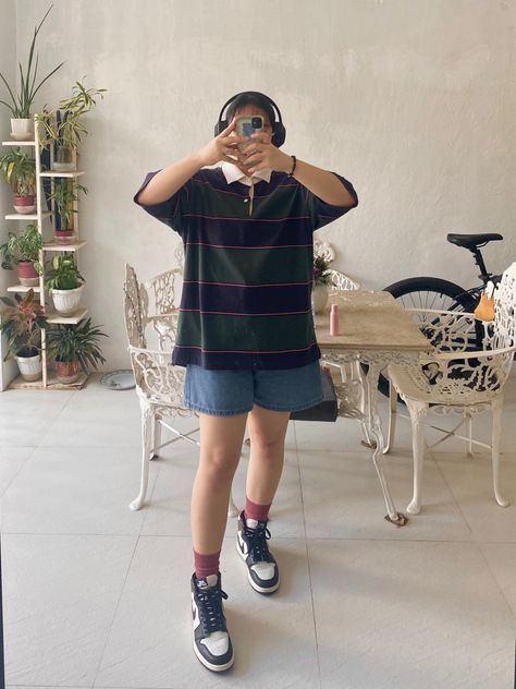 street style oversized stripes polo shirt baggy denim shorts maroon long socks black brown white jordan Baggy Polo Shirt Outfit, Oversized Polo Outfit, Identity Change, Androgyny Fashion, Polo Shirt Outfit, Street Style Oversized, Baggy Denim Shorts, Chill Outfit, Boyish Style