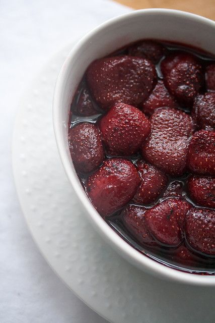 Red Wine Vanilla Roasted Strawberries Stewed Prunes, Boozy Fruit, Best Vanilla Ice Cream, Strawberry Delight, Tart Filling, Vanilla Recipes, Berry Berry, Roasted Strawberries, Sunday Suppers