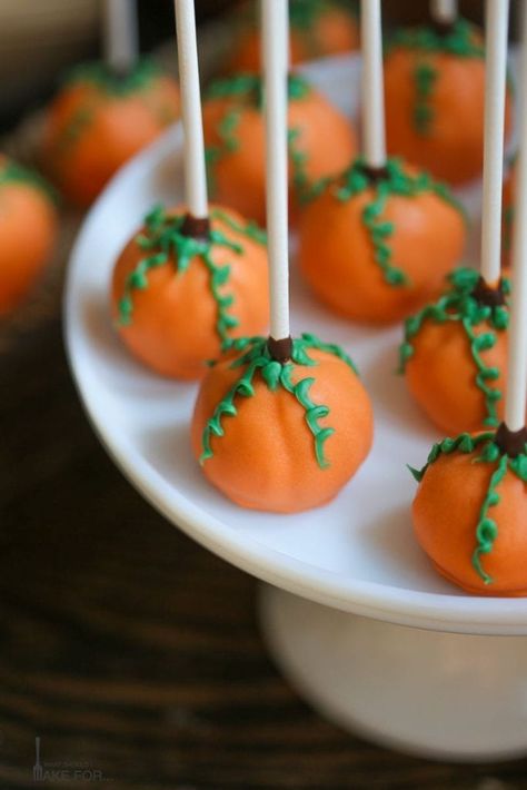 Halloween Cake Pop Recipes, Elvis Cake, Fall Cake Pops, Pumpkin Shaped Cake, Pumpkin Cake Pops, Postres Halloween, Cake Pop Designs, Kreative Snacks, Halloween Cake Pops