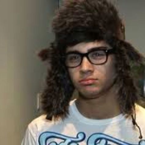 Day four: favorite picture of Zayn Malik and why. Those glasses. That hat. That face. I win. Mister And Misses, Zayn Malik Pics, No Context, Park Seo Joon, One Direction Videos, X Factor, I Love One Direction, Temporarily Unavailable, Zayn Malik