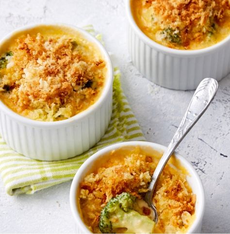 Ramkin Recipes, Broccoli Casseroles, Mini Cocotte Recipe, Casserole Dish Recipes, Ramekin Recipe, Cocotte Recipe, Cheesy Broccoli Casserole, Ramekin Dishes, Mini Casseroles