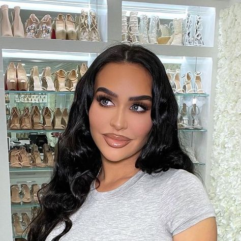 277K likes, 1,934 comments - carlibel on November 14, 2020: "🥰🤍 #18weeks tomorrow!" Carli Bybel Makeup, Carli Bybel, Glamour Makeup, Makeup Guru, Makeup Ideas, Makeup, Quick Saves, Instagram, Make Up