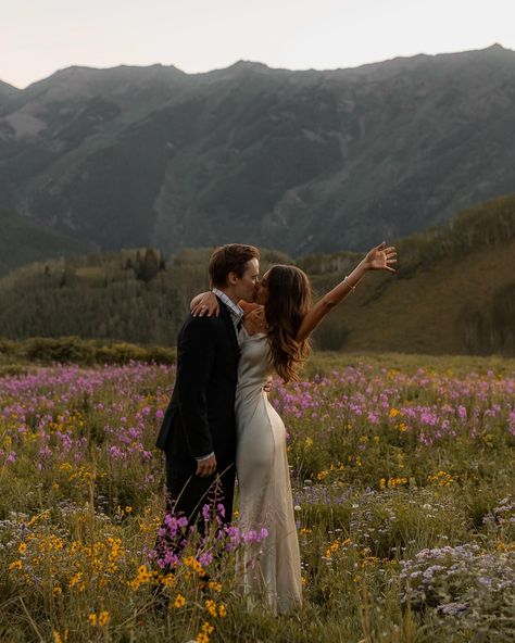 Mountain Style Wedding, Dreamy Mountain Wedding, Colorado Wedding Pictures, Elopement Inspo Pictures, Private Elopement Ceremony, Field Wedding Pictures, Aspen Engagement Photos, Farm Wedding Pictures, Bride And Moh Poses