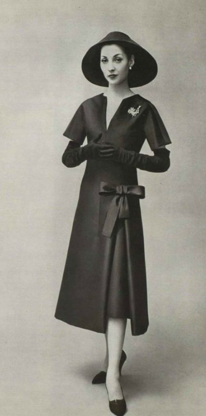 Absolutely gorgeous in Dior. Check out more at silkypearl.com Fashion 1950, 1940's Fashion, Character Fashion, 1950 Fashion, Dior Collection, Fifties Fashion, Look Retro, Fashion 1950s, Vintage Couture