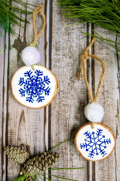 Cricut Snowflake Ornaments Diy Penguin Ornament, Wood Slice Christmas Ornaments, Christmas Glitter Ornaments, Cricut Ornaments, Vinyl Ornaments, Christmas Tree Ornament Crafts, Wood Slice Christmas, Glitter Ornaments Diy, Cricut Christmas Ideas