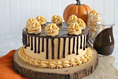 Looking for a Halloween cake? This Chocolate Pumpkin Drip Cake is the answer. Made with pumpkin icing and with a rich chocolate cake inside, this cake will wow even the pickiest eater. Pumpkin Chocolate Cake, Chocolate Pumpkin Cake, Vanilla Bean Frosting, Brown Sugar Cakes, Mint Simple Syrup, Oatmeal Cream Pies, Chocolate Pumpkin, Oatmeal Cream, Sugar Cake