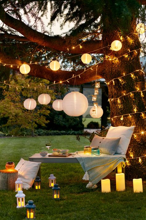 Terrazas Chill Out, Diy Outdoor Lighting, Deco Champetre, Outdoor Garden Lighting, Summer Garden Party, Backyard Lighting, Garden Parties, Patio Lighting, Garden Seating