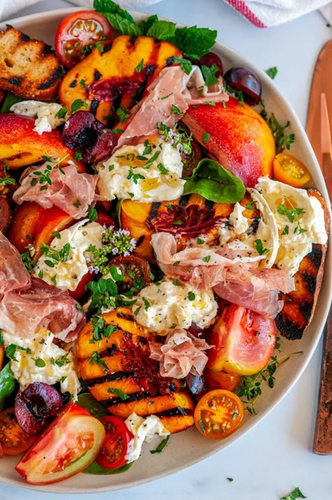 Grilled Nectarine Burrata Prosciutto Salad - The best way to enjoy juicy summertime nectarines, grilled up with cherries, tomatoes, burrata cheese, sliced prosciutto, drizzled with a lemon herb vinaigrette. From aberdeenskitchen.com #grilled #nectarine #tomatoes #cherries #burrata #prosciutto #salad #lemon #herb #vinaigrette #summer #BBQ #recipe Prosciutto Salad, Sommer Mad, Grilled Salad, Plats Healthy, Lots Of Food, Nectarine, Summer Dinner, Summer Salads, Soup And Salad