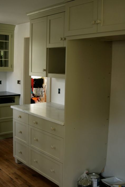 Old White Farrow and Ball kitchen Old White Farrow And Ball, Farrow And Ball Old White, Overlay Cabinets, Table Dance, Farrow And Ball Kitchen, Brooklyn Kitchen, Colour Study, Modern Country Style, Farrow And Ball Paint