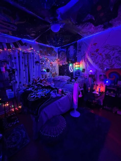 Split Room Aesthetic, Smokers Room Decor, Trap House Bedroom Aesthetic, Prymrr Room, Trap House Room Aesthetic, Smokers Room Ideas, Smoker Bedroom Ideas, Room Ideas Aesthetic Smoker, Rave Room Aesthetic