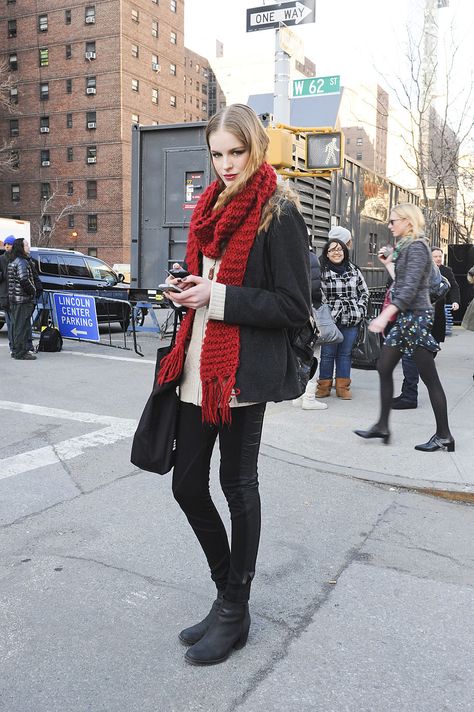 red Muffler Outfit, Rocker Look, Red Scarf, Tumblr Fashion, Stylish Clothes For Women, Fall Winter Outfits, Black Outfit, Winter Wardrobe, Passion For Fashion