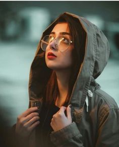 | photographer inspiration | photographer idea | film photography ideas | #Photography #Photographers Fesyen Islam, Fotografi Urban, फोटोग्राफी 101, Portrait Photography Women, Stylish Photo Pose, Portrait Photography Poses, Fashion Photography Poses, Fete Anime, Photography Poses Women